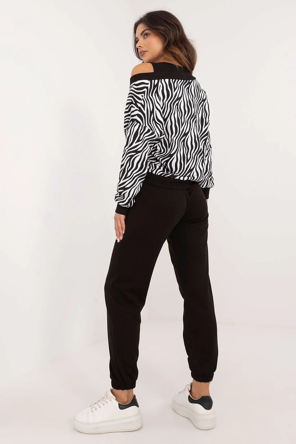 Ensemble femme style décontracté pull zébré noir et blanc pantalon noir taille élastique baskets blanches