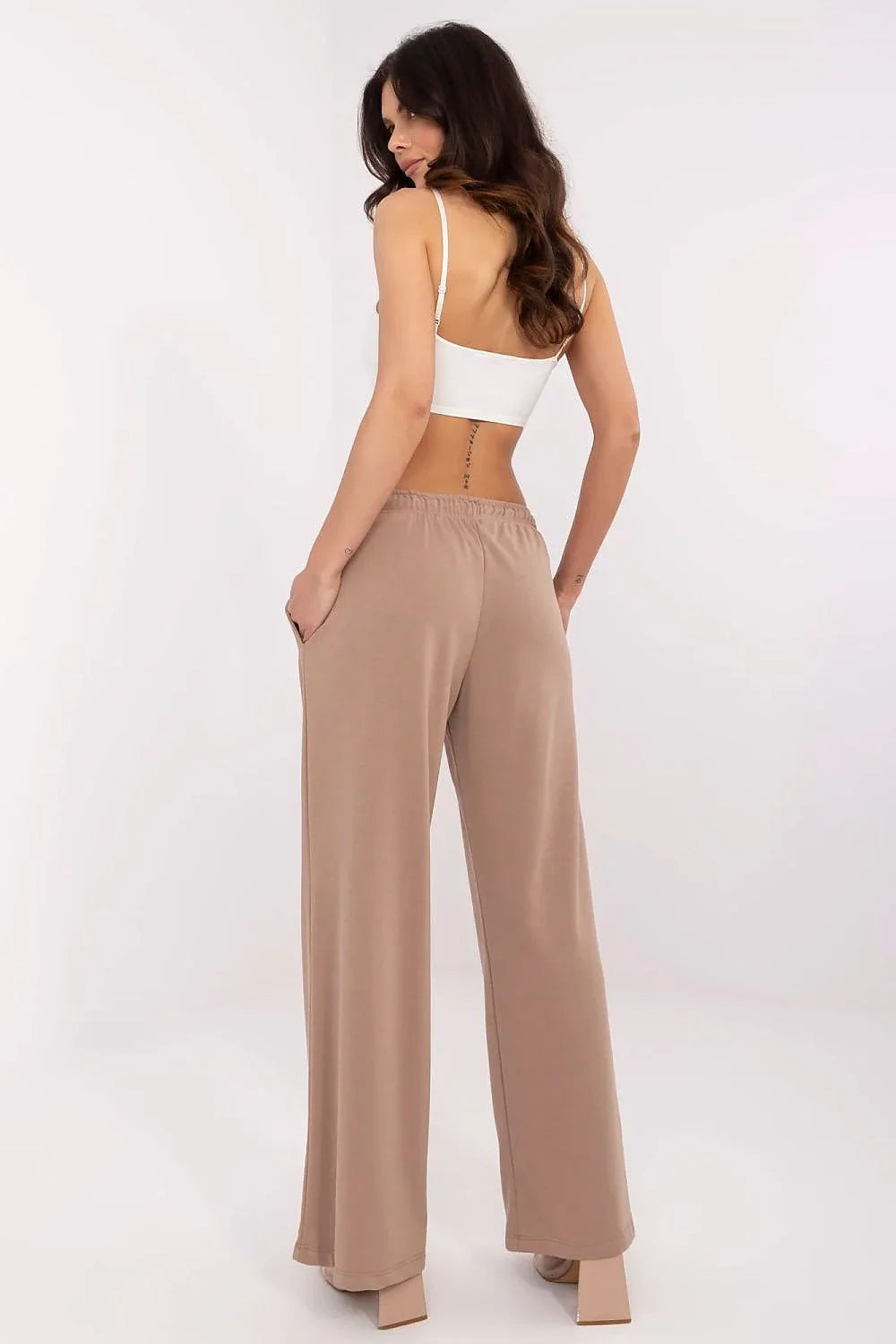 Outfit deux pièces femme haut crop top blanc pantalon large beige taupe matériau confortable style moderne décontracté