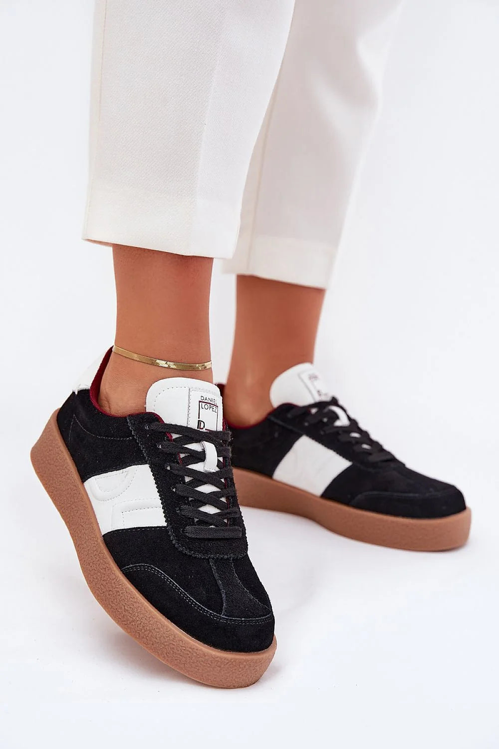 Chaussures de sport modernes pour femmes, design sportif et élégant, daim noir et cuir blanc, confort maximal, style casual