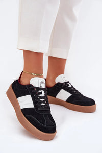 Chaussures de sport modernes pour femmes, design sportif et élégant, daim noir et cuir blanc, confort maximal, style casual