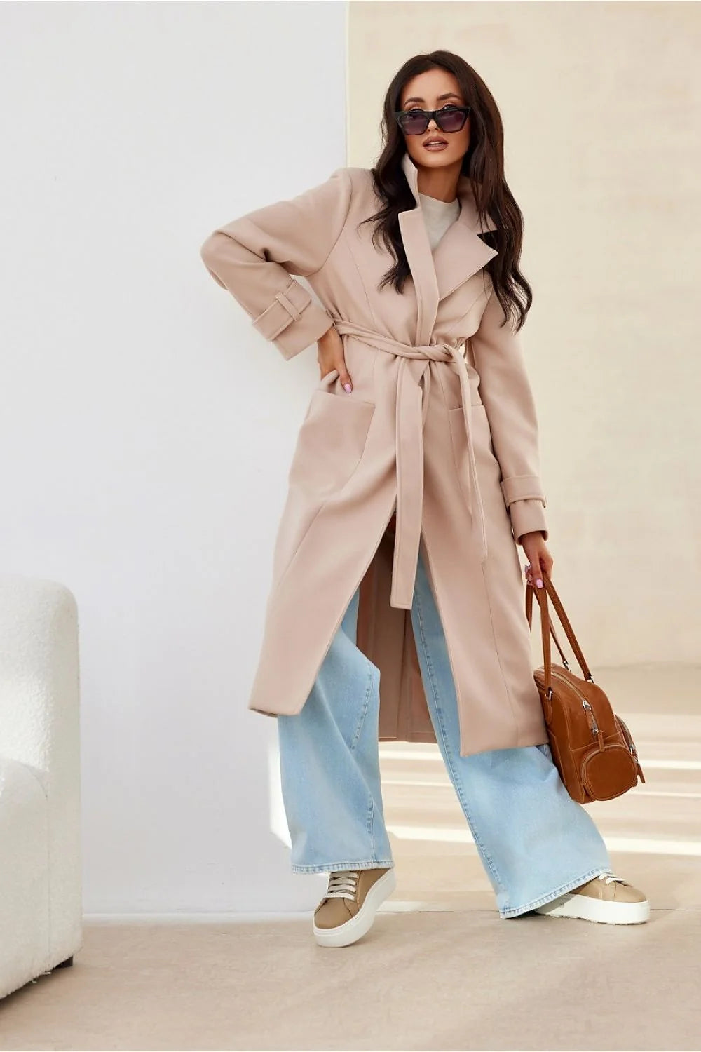 Manteau long pour femme design moderne élégance urbaine beige coupe droite col à revers manches longues poches fendues