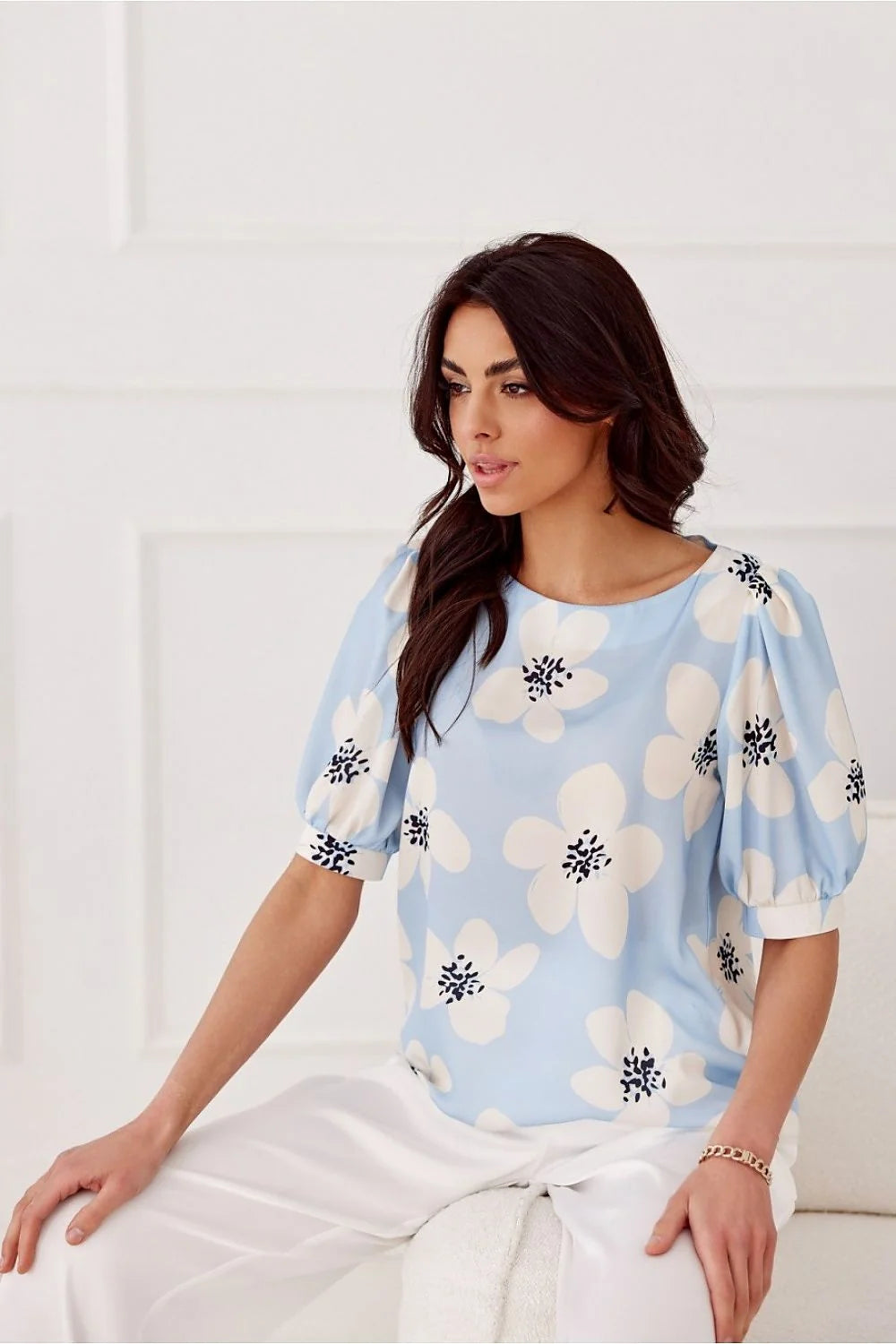 blouse chemisier Jenna manches bouffantes troisquarts coupe droite encolure ronde fluide léger bleu pastel imprimé grandes fleurs blanches cœur noir