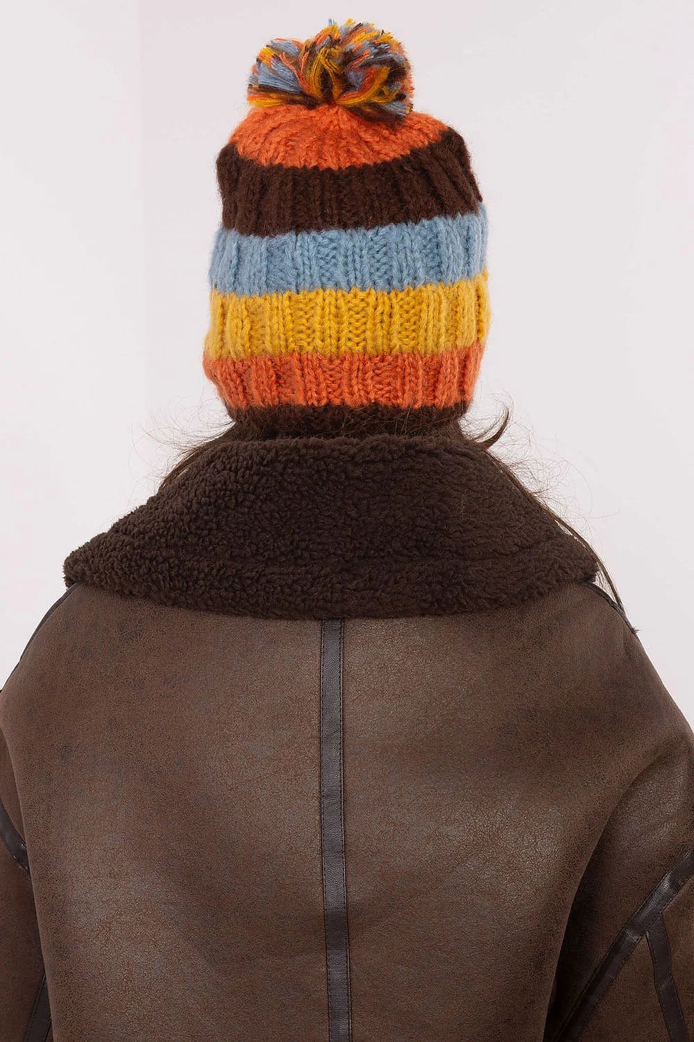 Bonnet d'hiver en laine tricoté coloré pompon multicolore femme style casual saison froide accessoire mode élégant