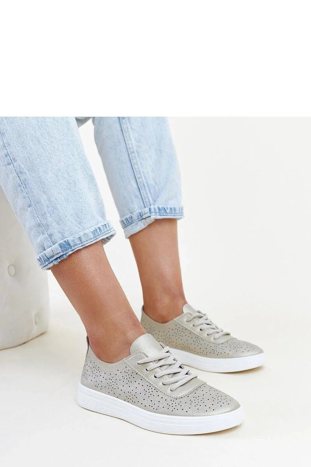 Baskets élégantes pour femmes en cuir écologique dorées bout arrondi design perforé lacets confortables occasion spéciale mode everyday shoes