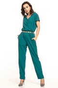combinaison femme polyester élasthanne vert sarcelle élégante moderne encolure V croisée manches courtes ceinture médaillons dorés poches taille élastiquée droite