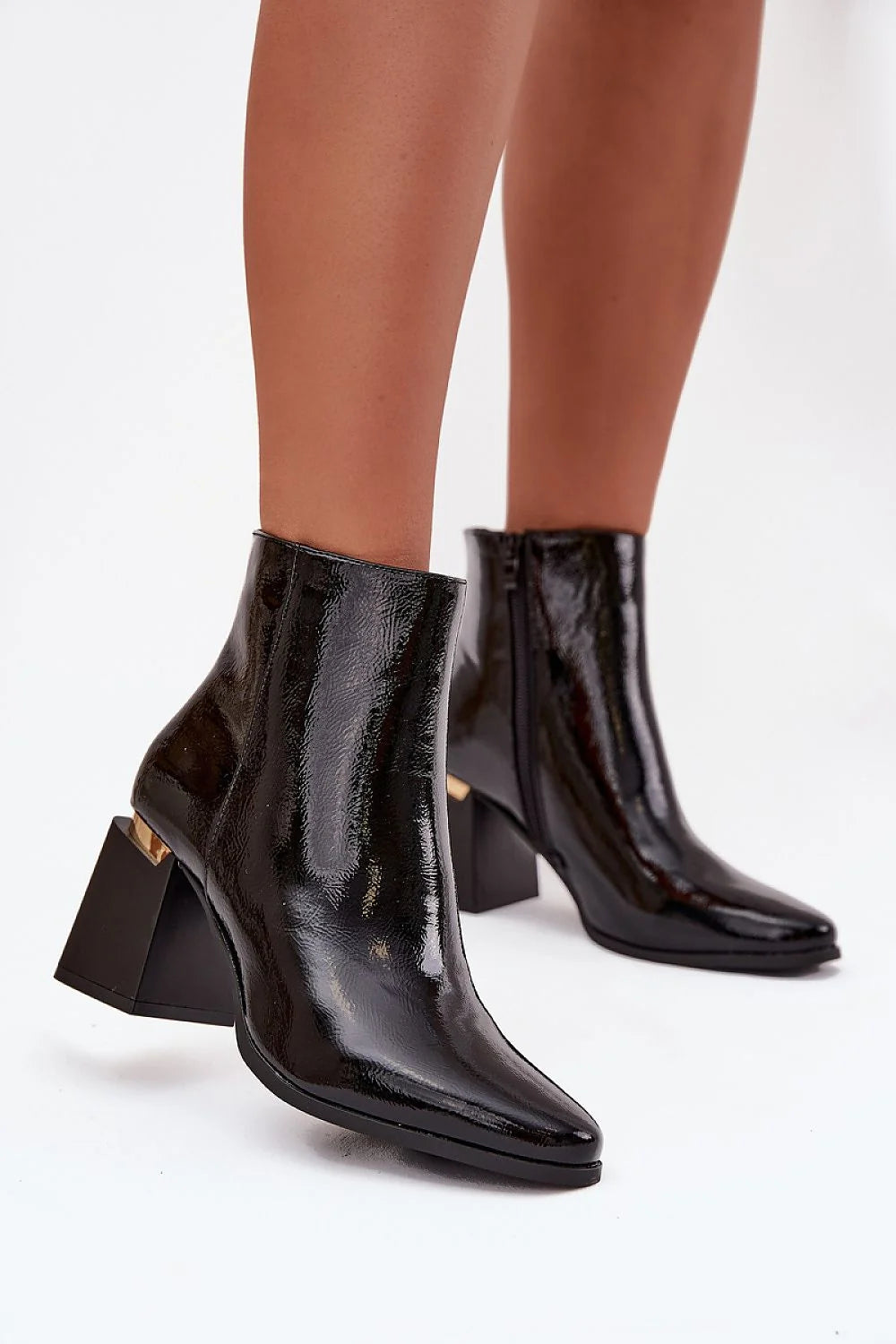 bottines cheville femme cuir verni noir bout pointu brillante talon bloc géométrique insert doré zippée semelle