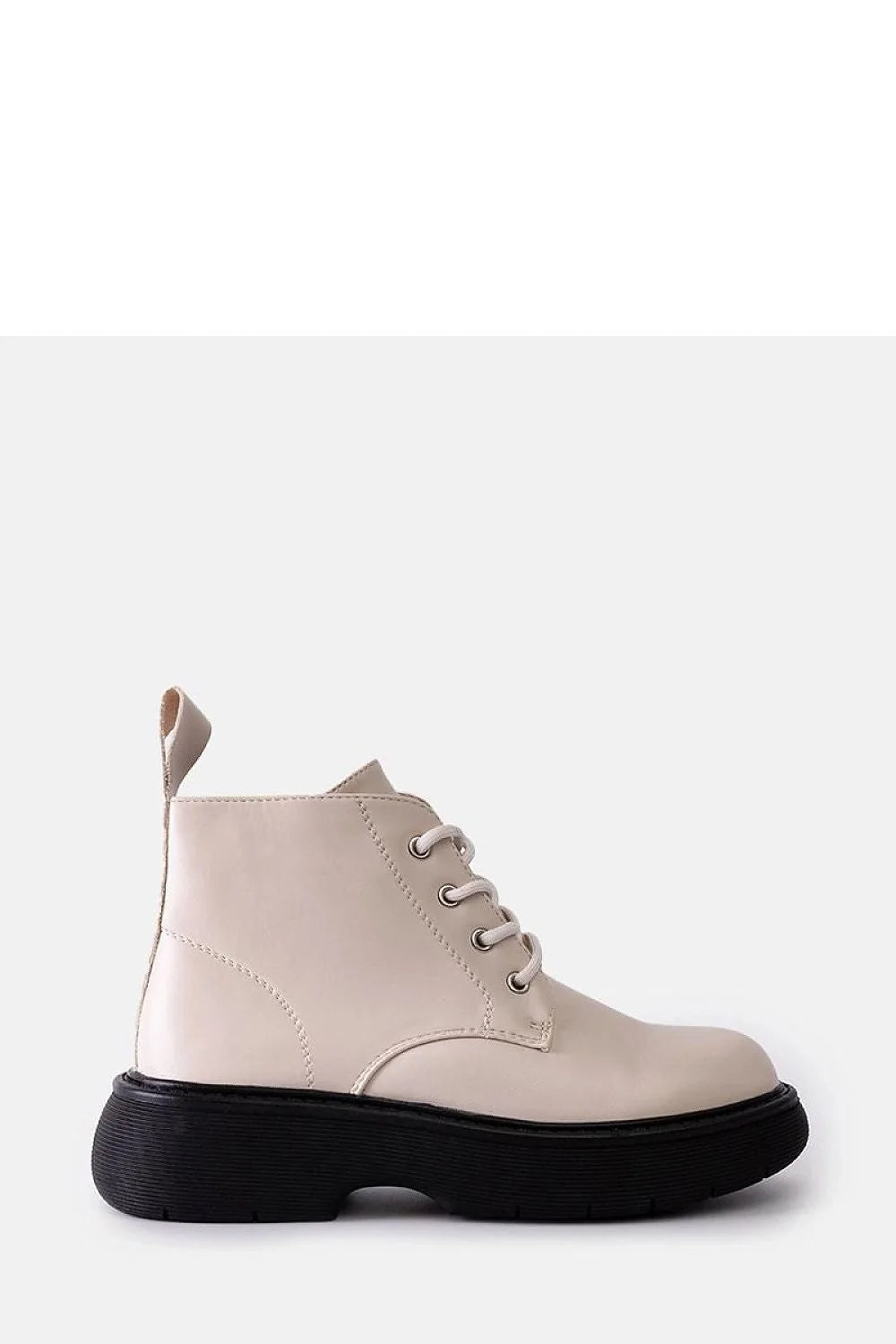 bottines montantes similicuir beige clair semelle épaisse noire crantée talon plat confortable urbain moderne minimaliste lacets œillets métalliques