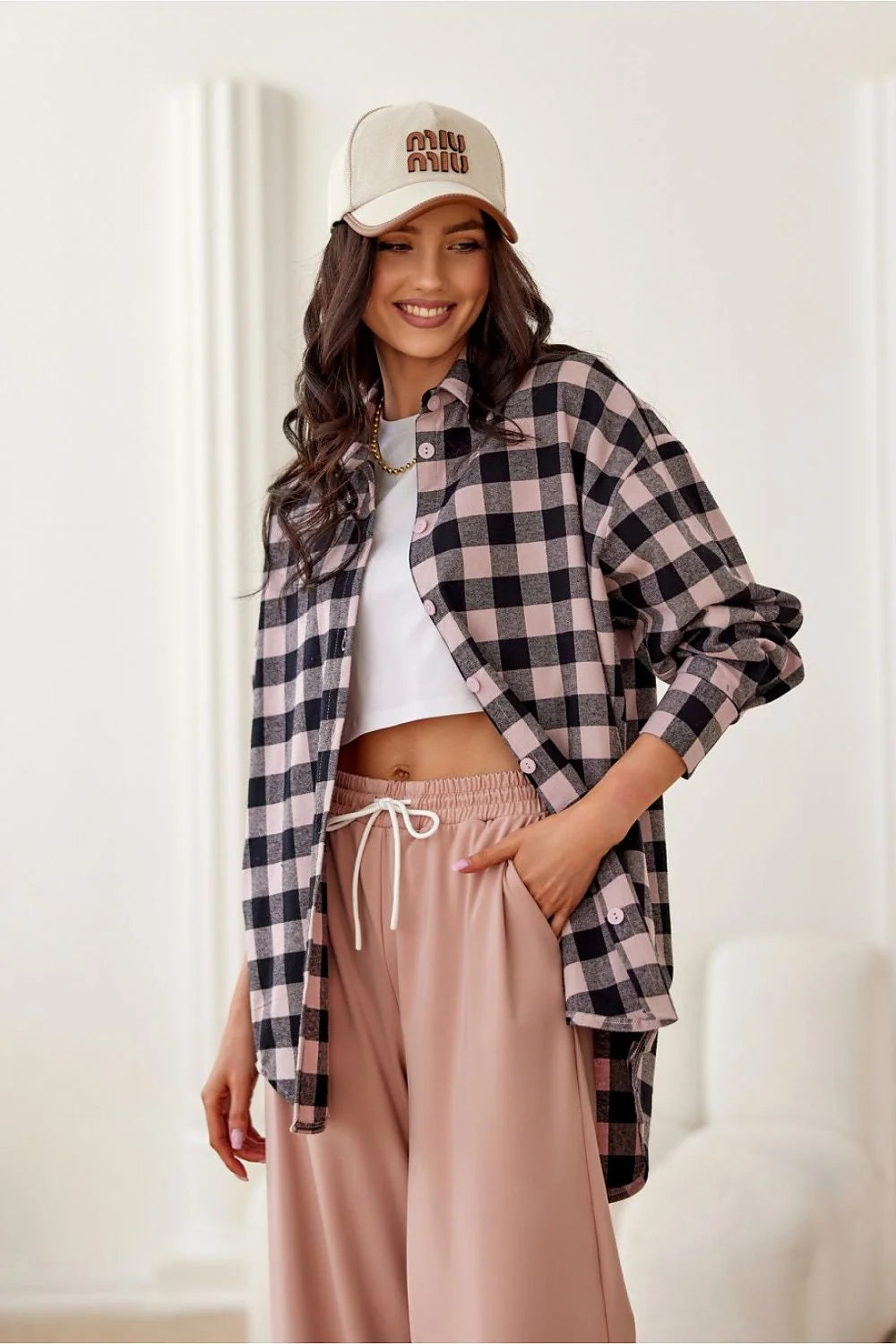 Chemise manche longue Roco Fashion surchemise carreaux haut court pantalon ample casquette beige femme mode été