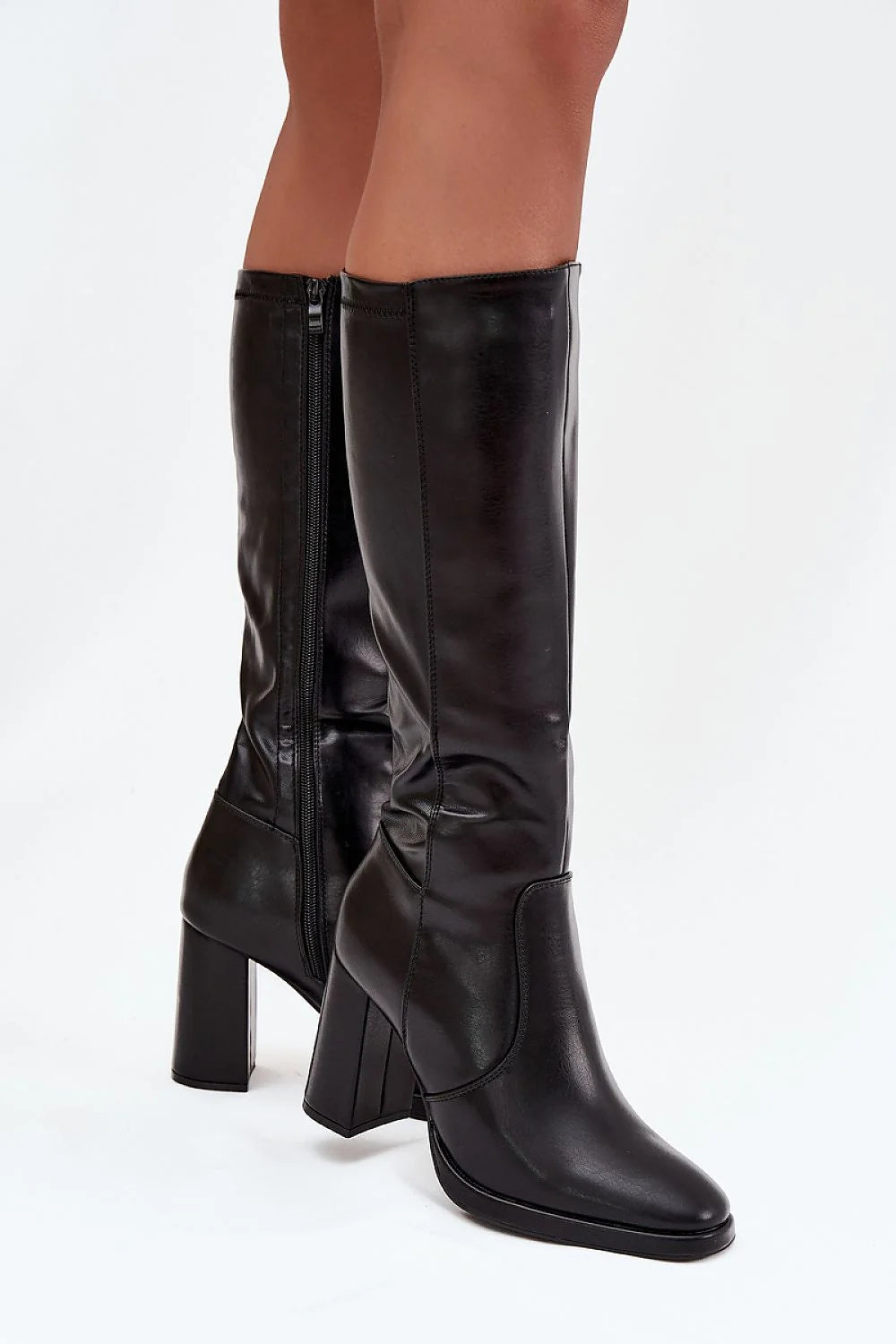 bottes montantes simili cuir noir lisse talon poteau stable haut bout légèrement pointu fermeture zippée doublure fourrure semelle discrète élégantes