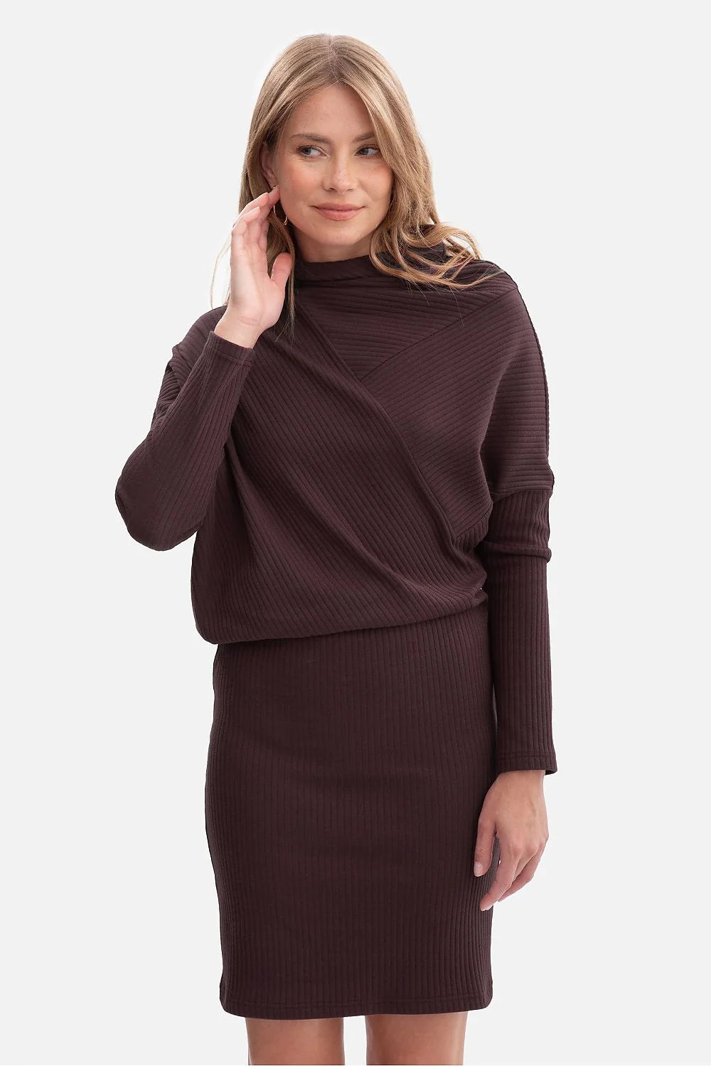 robe maille côtelée marron chocolat col montant rembourré manches longues resserrées haut ample jupe crayon ajustée taille marquée silhouette slim