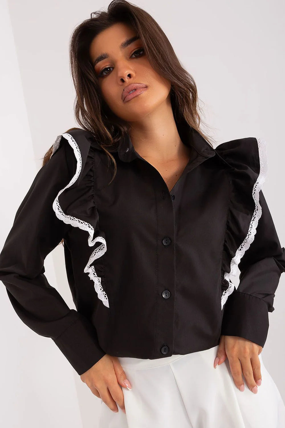 Chemise manche longue noire Lakerta style moderne volants dentelle blanche femme coupe ajustée coton polyester