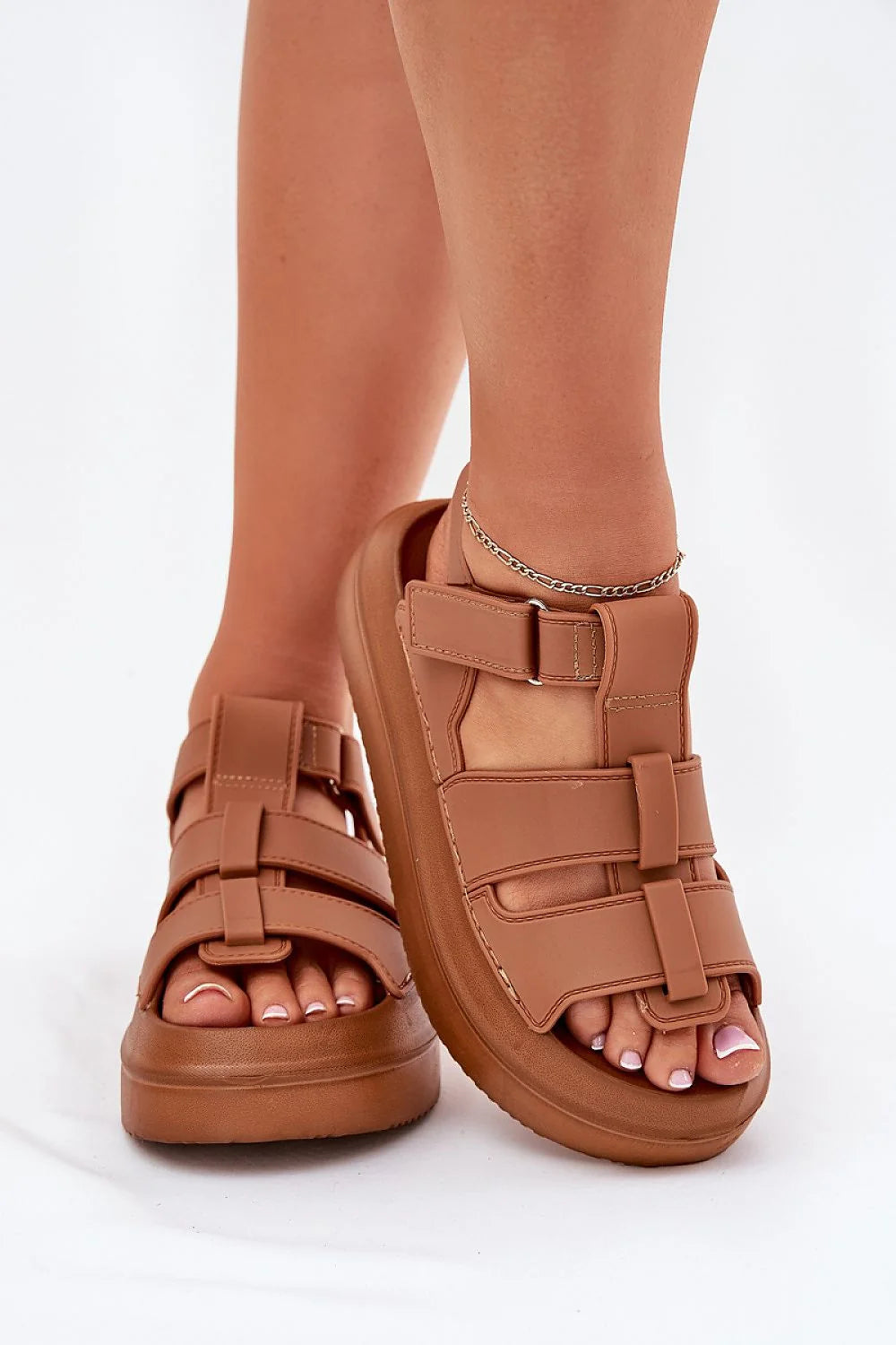 Sandales platesforme femmes design moderne style urbain confort tout la journée sandales ouvertes ajustables velcro cuir synthétique couleur marron chaud