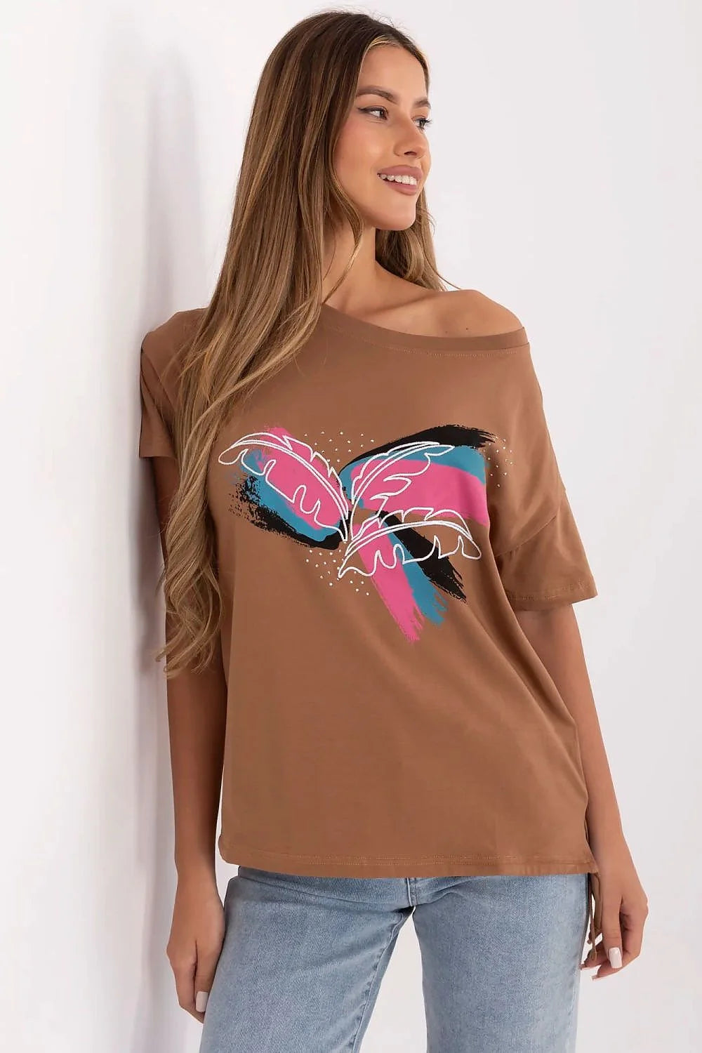 T-shirt femme casual moderne graphique plumes abstraites couleur brun clair manches courtes col rond coton elastane