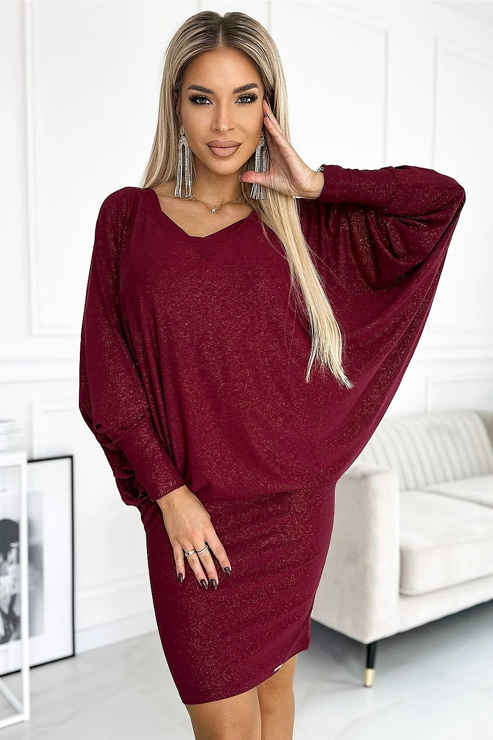 Robe de soirée élégante coupe droite manches chauve-souris couleur bordeaux matière scintillante femme mode