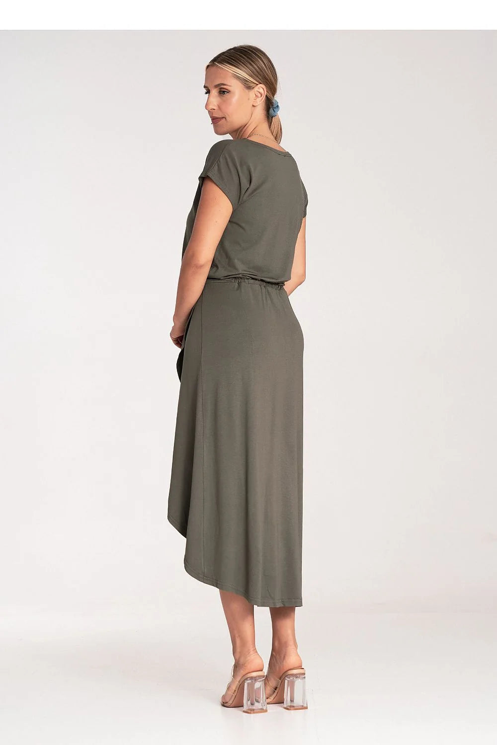 robe asymétrique midi kaki olive jersey doux manches courtes encolure ronde taille coulissée ajustable pan croisé ourlet haut bas fluide