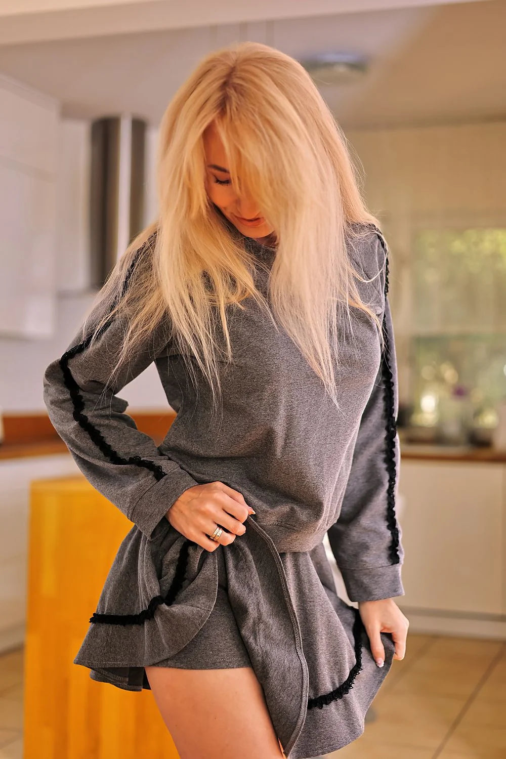 ensemble deux pièces femme gris anthracite manches longues sweat molleton doux jupe plissée volants bandes noires taille élastiquée confortable urbain