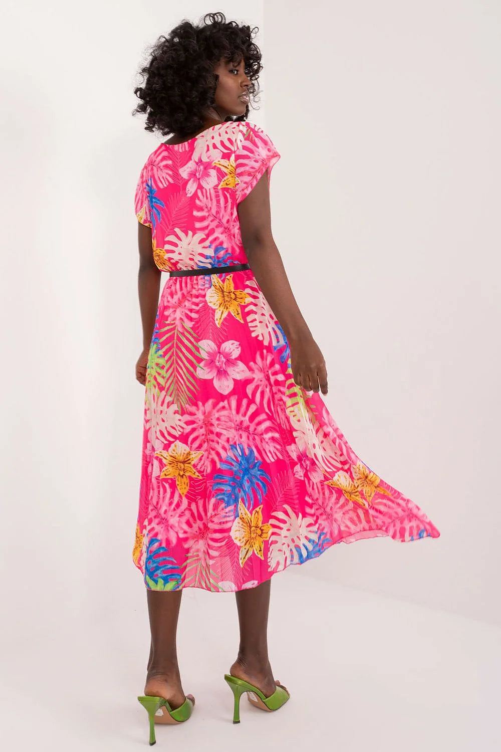 Robe d'été vibrante motifs tropicaux rose base fleurs exotiques polyester viscose manches courtes encolure ronde taille ajustable sandales vertes femme plage soir