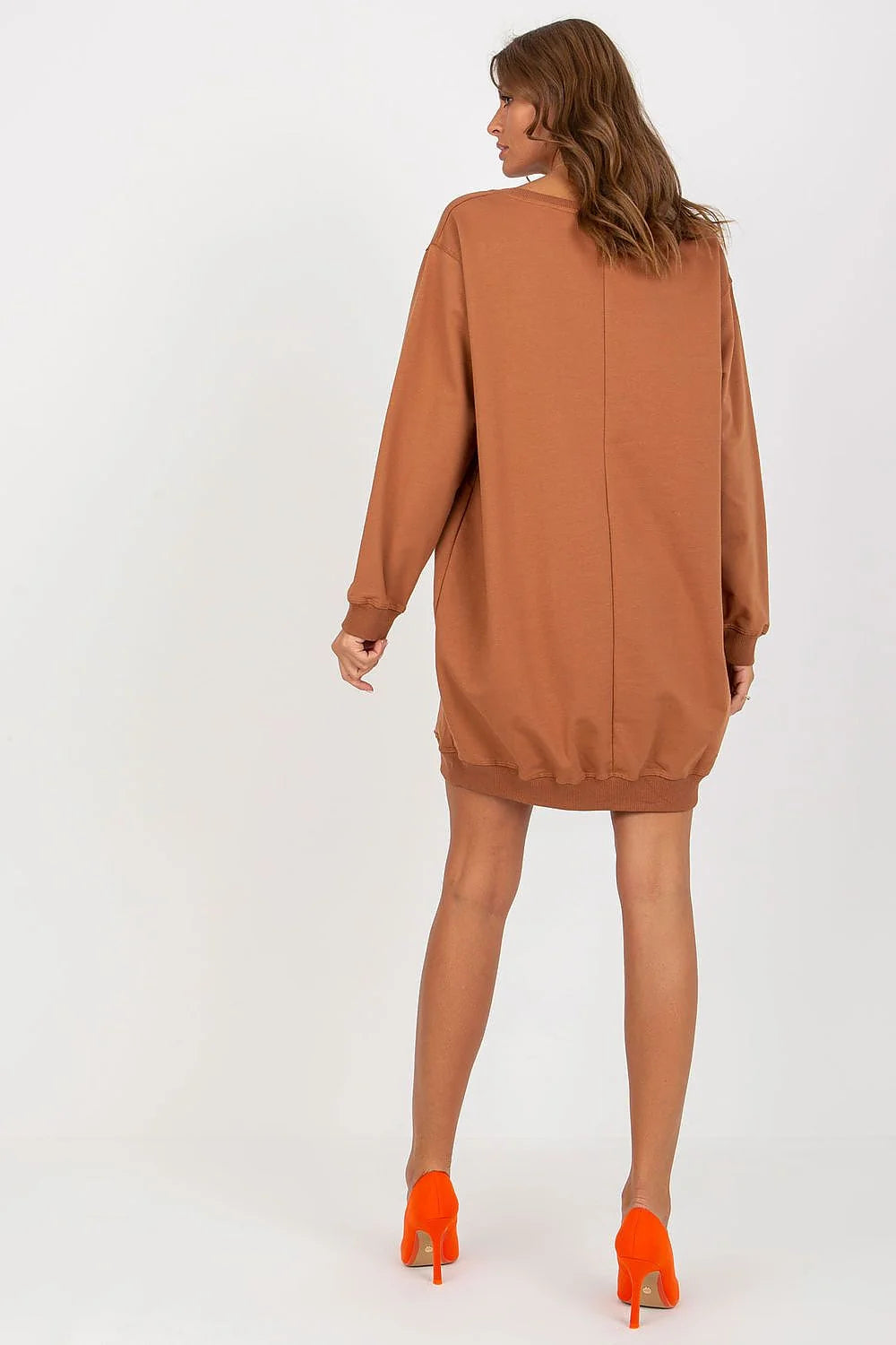 Robe sweatshirt oversize style urbain coloris marron détails NEW YORK Statue de la Liberté matériaux en coton polyester élasthanne confort mode femme