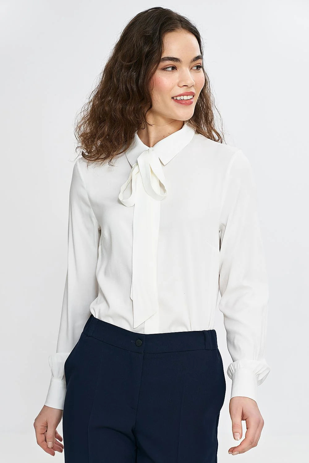 Chemise élégante pour femme en viscose 100% style classique col lavallière manches longues coupe ajustée blanche Nife