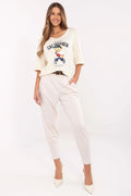 Tenue survêtement femme haut imprimé ours California pantalon carrot taille haute escarpins blanc crème
