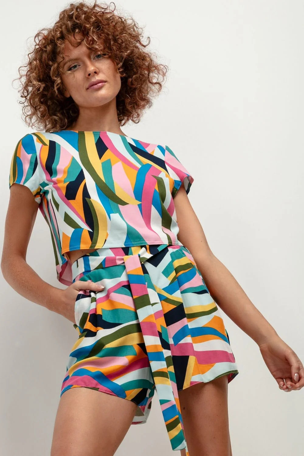 ensemble chemisier short viscose femme audacieux multicolore vibrant fluide léger manches courtes encolure ronde taille haute ceinture détachable