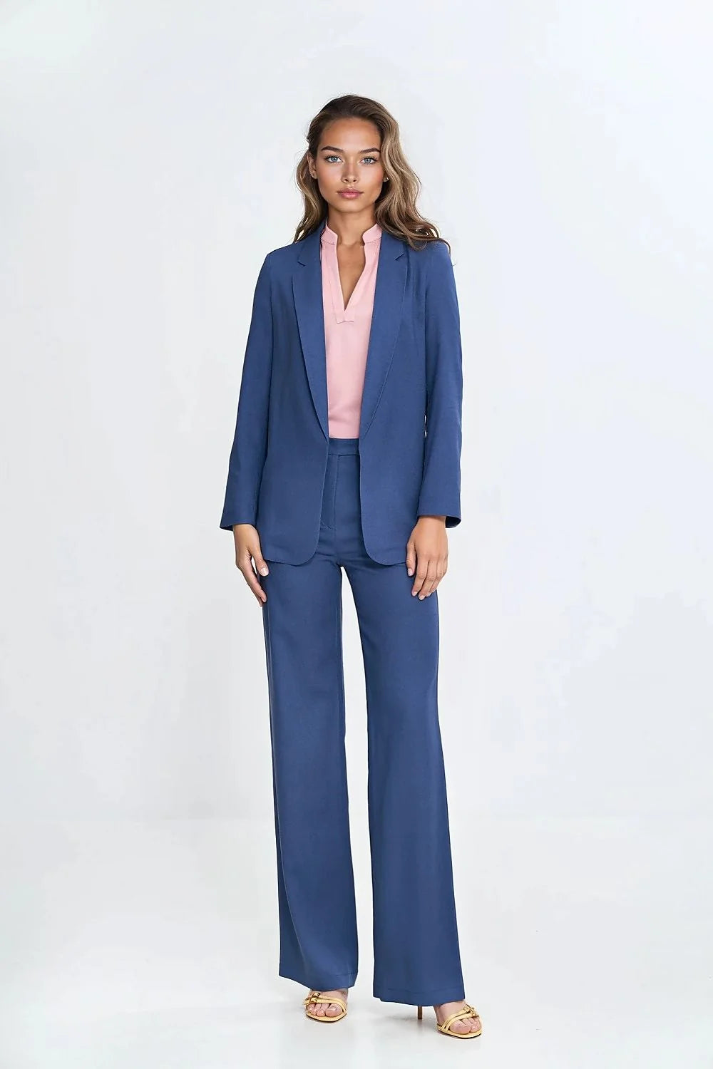 Costume pour femme élégant tailleur pantalon bleu profond coupe structurée blazer sans boutons épaulettes soulignées