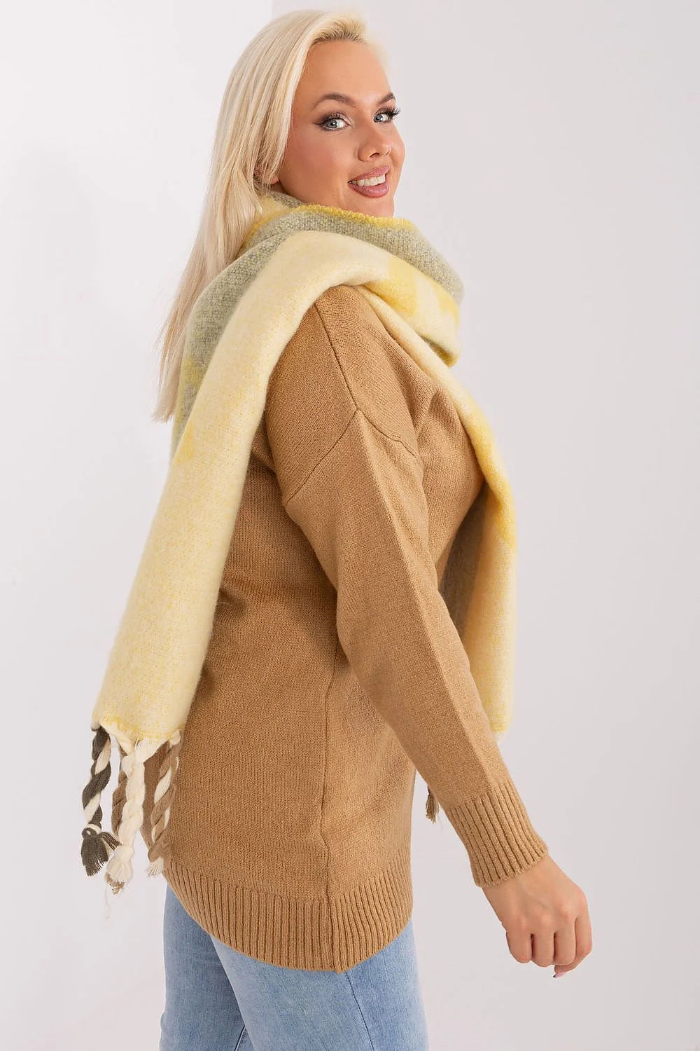 ensemble pull écharpe col rond maille douce chaude duveteuse oversize franges torsadées bicolore jaune pâle gris beige femme cosy