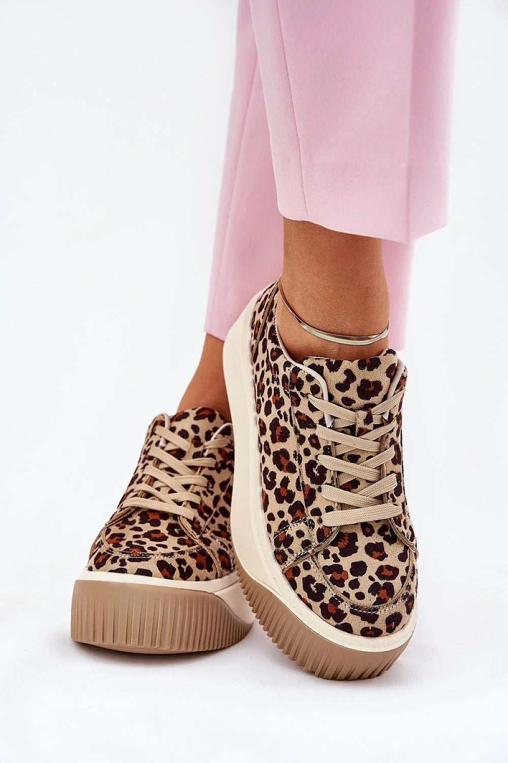 Chaussures de sport tendance pour femmes en suédine écologique, design audacieux, semelle compensée, motif léopard multicolore