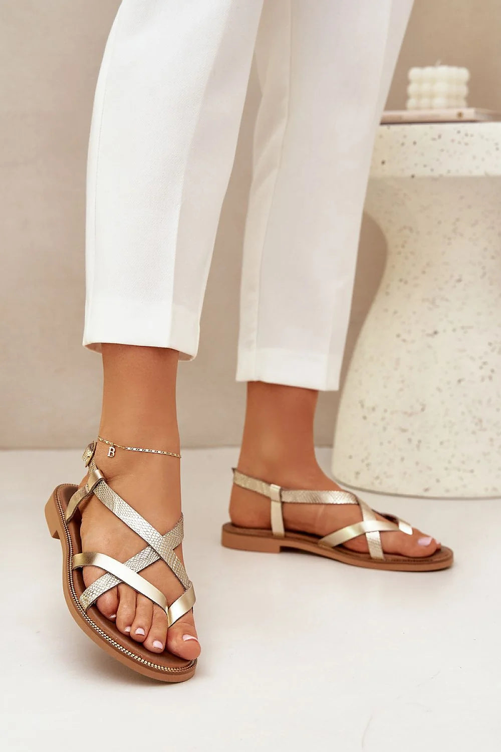 sandales dorées lanières croisées confortables estivales femme similicuir texturé semelle caoutchouc matelassée boucle réglable talon bas bout ouvert élégantes spartiates