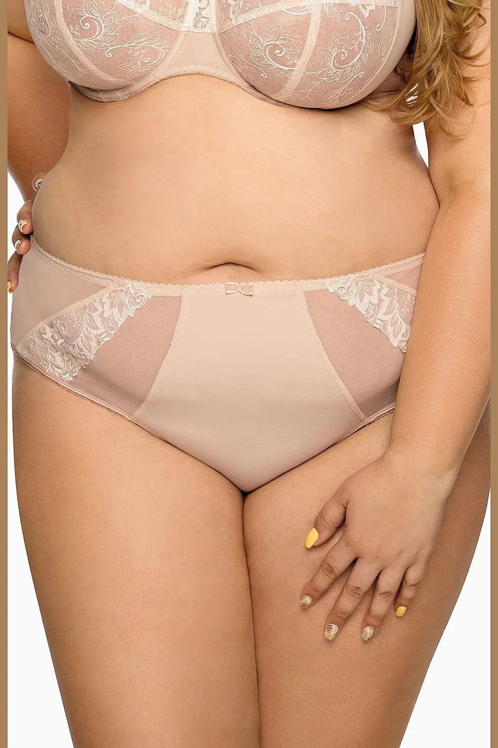 Culottes Bella Misteria en microfibre floral, confortables, coupe enveloppante, taille ajustable, dentelle latérale, couleur nude, matières élasthanne et polyamide, idéales pour le quotidien et les occasions spéciales