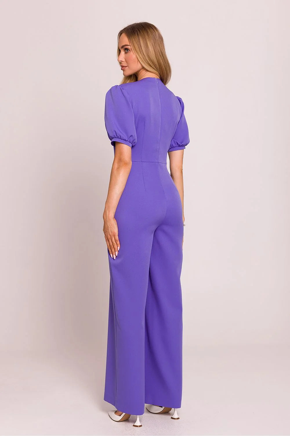 Combinaison élégante pour femme en lavande, coupe féminine, manches bouffantes, taille ajustée, pantalons larges, occasion spéciale, soirée, style moderne