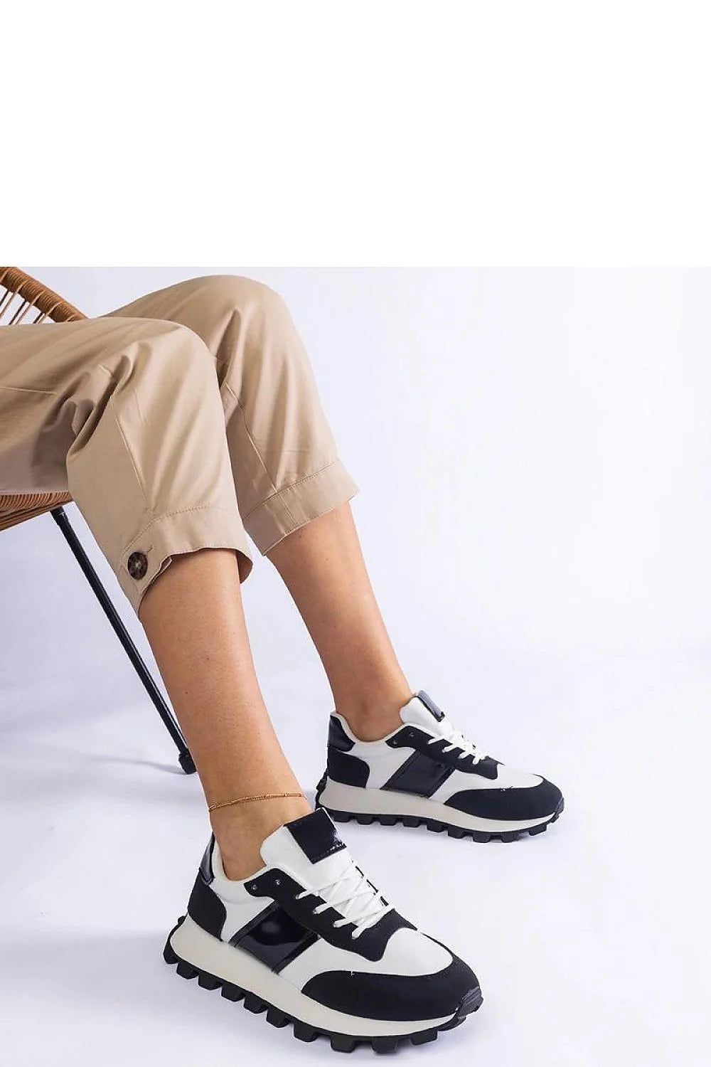 Baskets mode femmes design moderne style sportif tendance couleur noire et blanche tige cuir semelle caoutchouc lacets ajustables