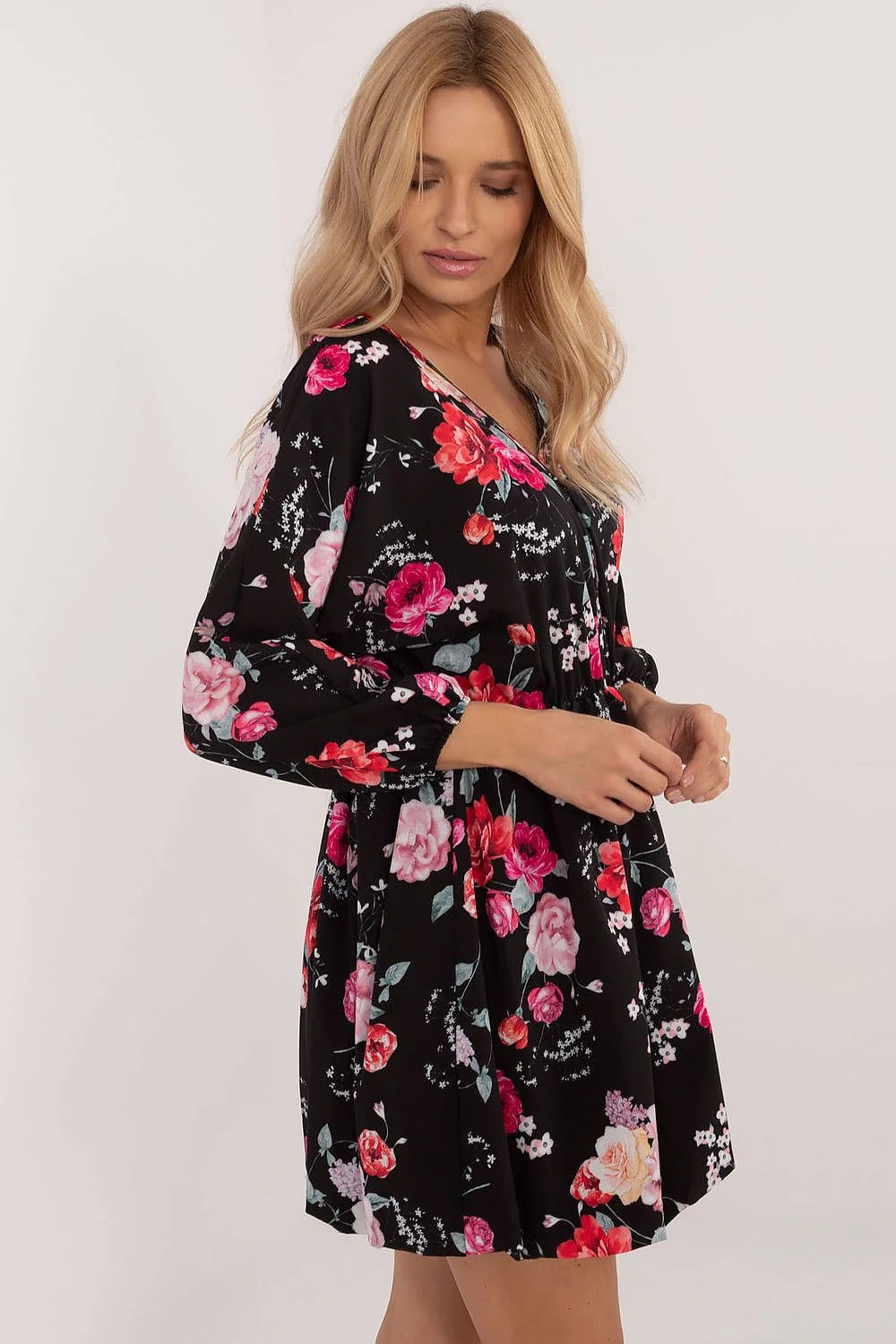 Robe féminine élégante à motifs floraux noir et multicolore, style moderne, coupe ample, matériau polyester, femme