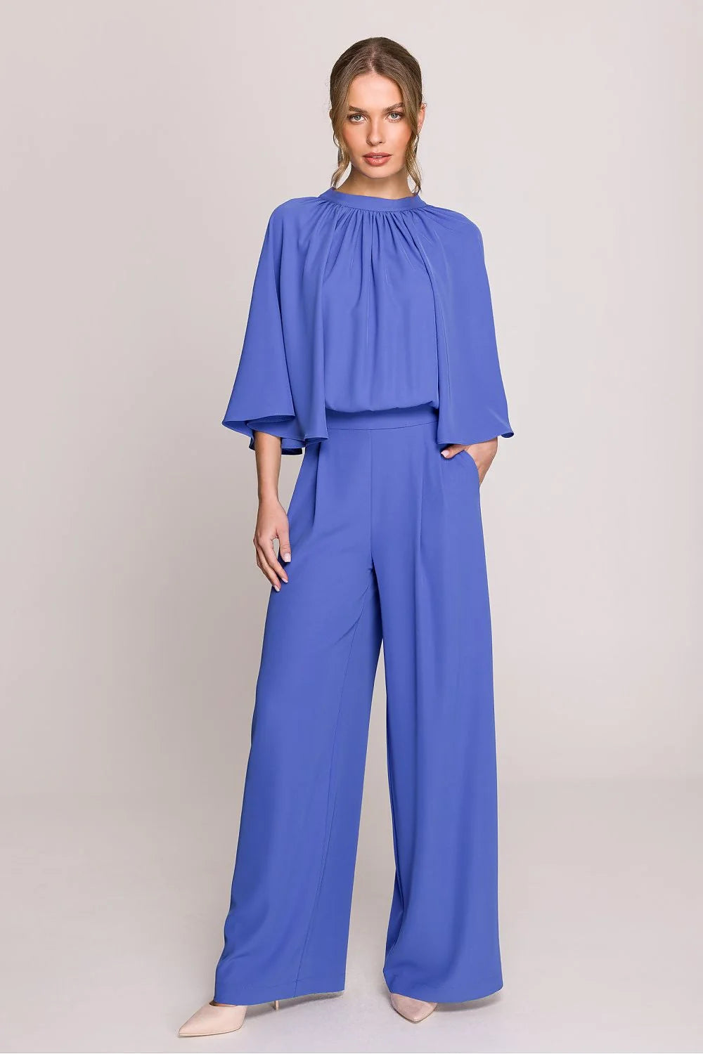 Robe Cape et Pantalon Palazzo élégant couleur bleu vif matière fluide femme style minimaliste occasion professionnelle soirée