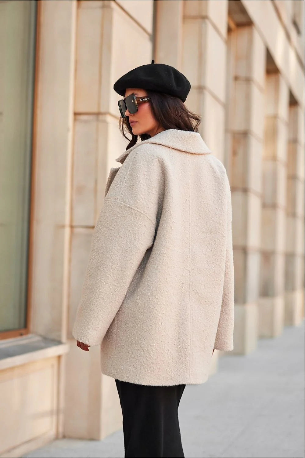 Veste élégante pour femme en laine bouclée beige clair coupe ample manches longues boutons discrets mode urbaine chic hiver automne