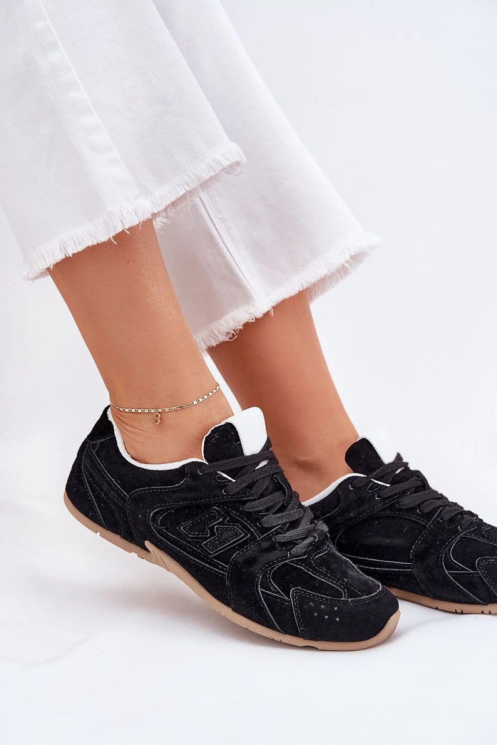 Chaussures de sport féminines en daim noir suédé éco-friendly confortables coupe ajustée style sport-chic