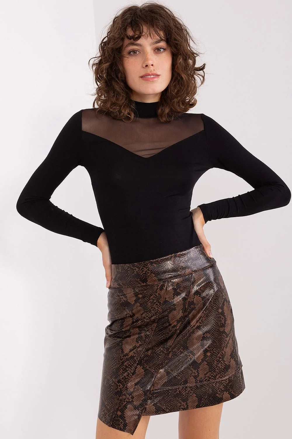 Chemisier BFG manches longues col roulé tissu transparent jupe portefeuille motif serpent viscose noire coupe ajustée femme élégance mode