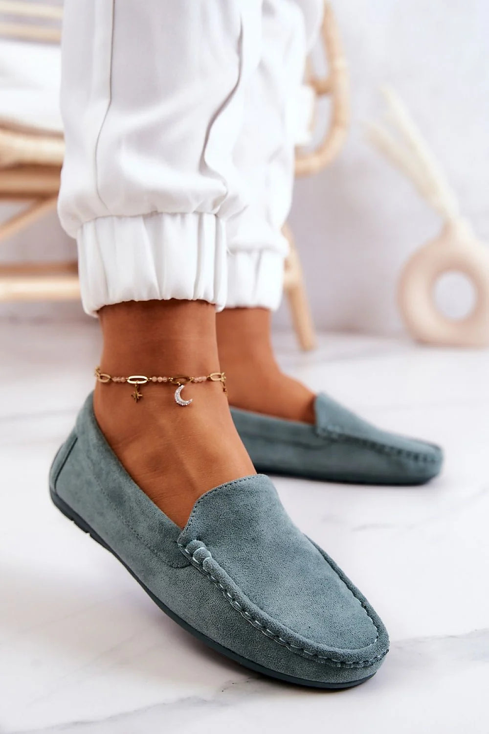 mocassins femme daim bleu gris veloutés élégants intemporels confortables slipon bout arrondi surpiqûres semelle caoutchouc bijoux cheville dorés