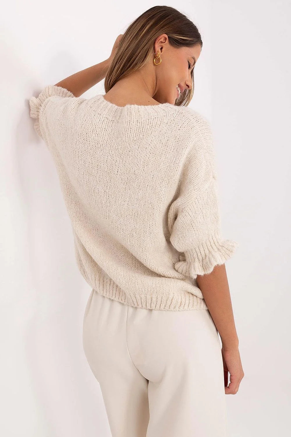 Chandail élégant pour femmes en mélange de laine et acrylique beige crème manches courtes frillées col rond