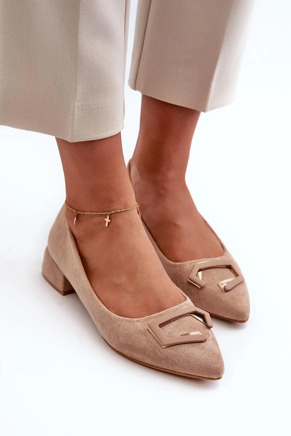 escarpins femme pointus talon carré bas daim beige nude suède écologique boucle géométrique velours bout effilé confortable