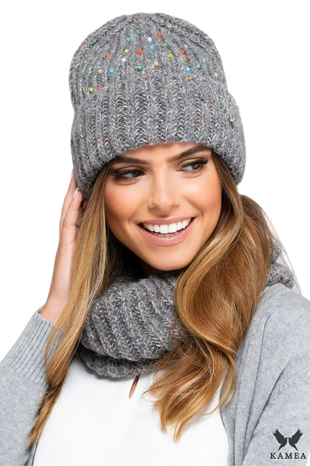 Bonnet et snood Kamea pour femme en laine acrylique couleur grise, style classique, taille ajustée, fabrication en Pologne