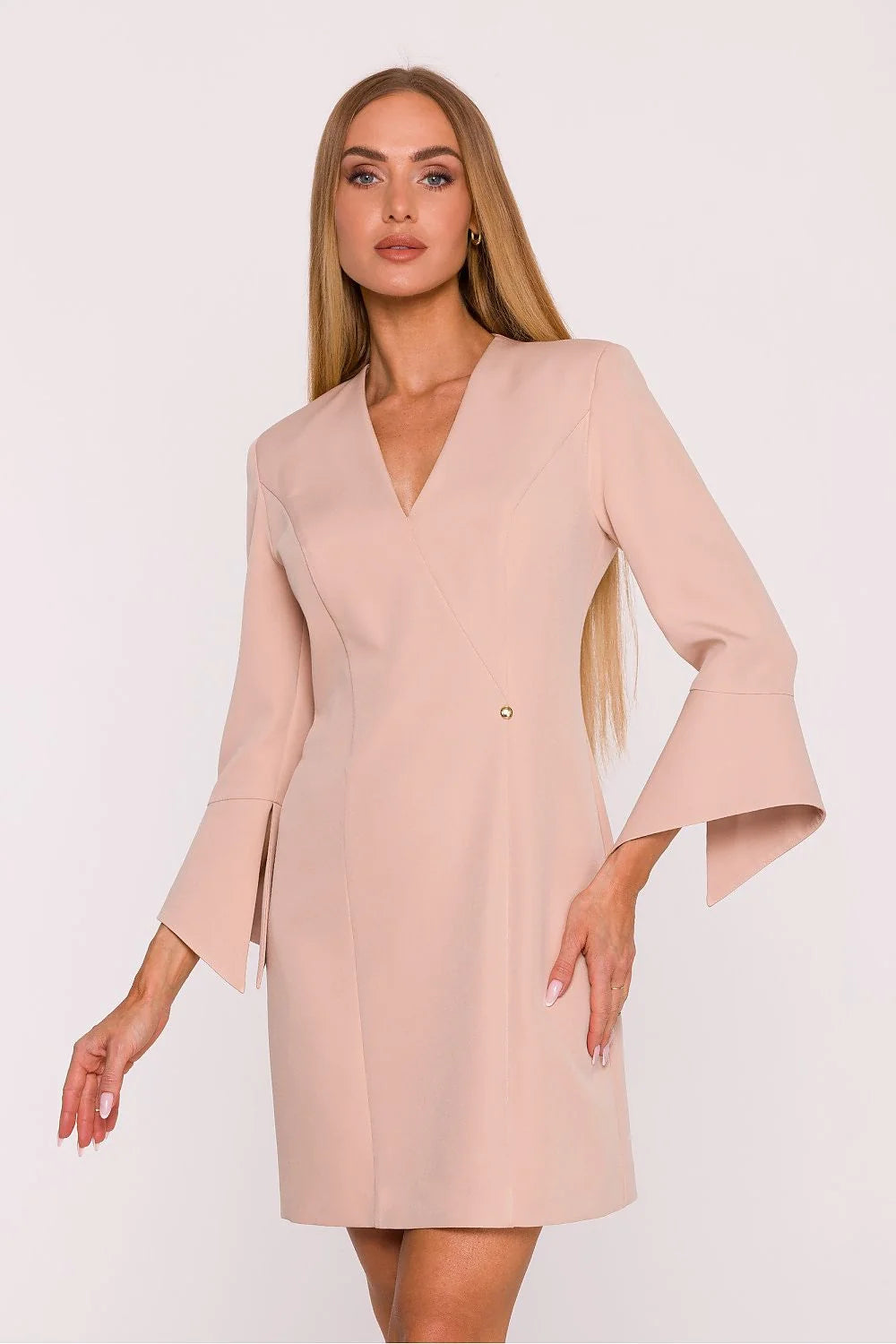 robe courte femme nude rose poudré crêpe structuré coupe droite légèrement cintrée encolure V profonde manches trois quarts évasées