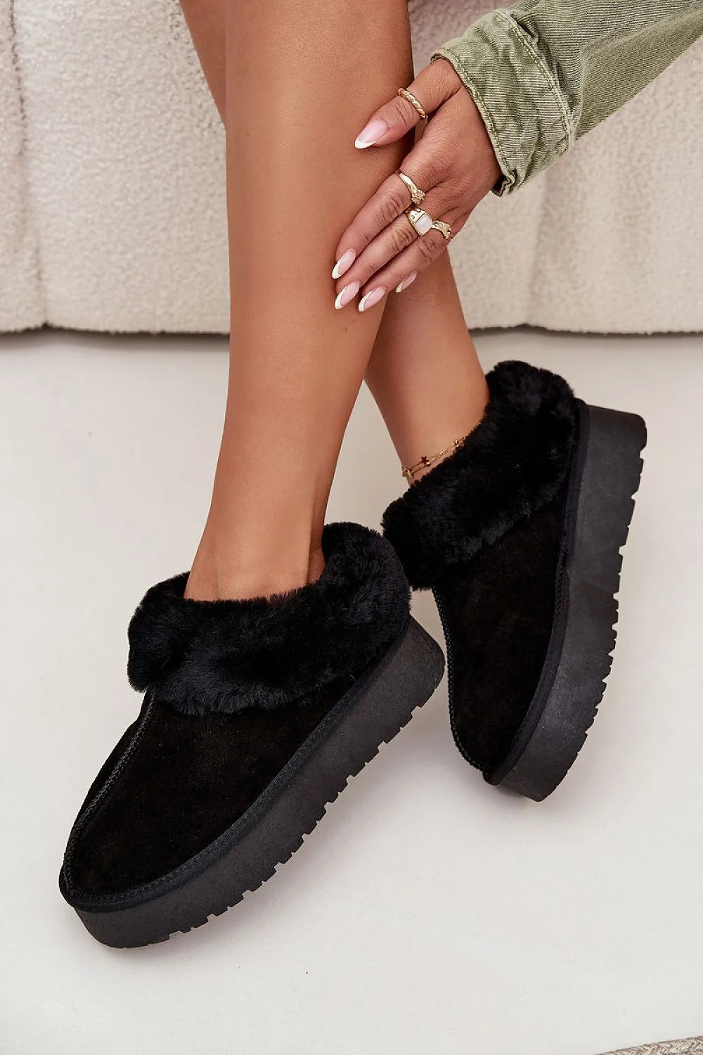 bottes neige femme suède noir col fourrure volumineuse doublure chaude plateforme crantée semelle caoutchouc antidérapante slipon confortable