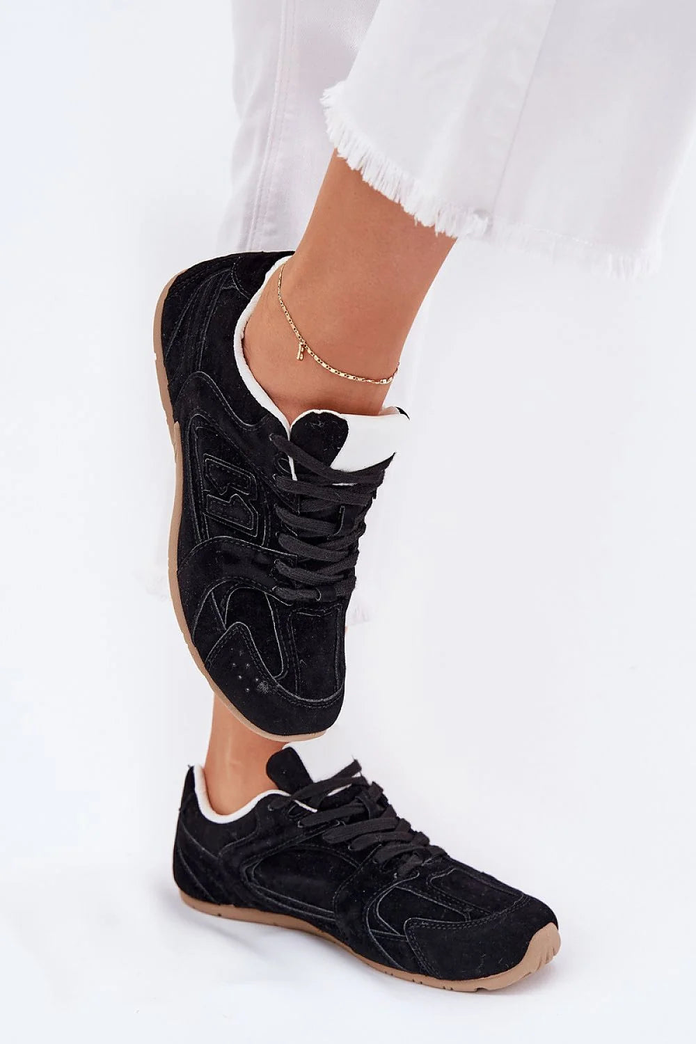 Chaussures de sport féminines en daim noir suédé éco-friendly confortables coupe ajustée style sport-chic