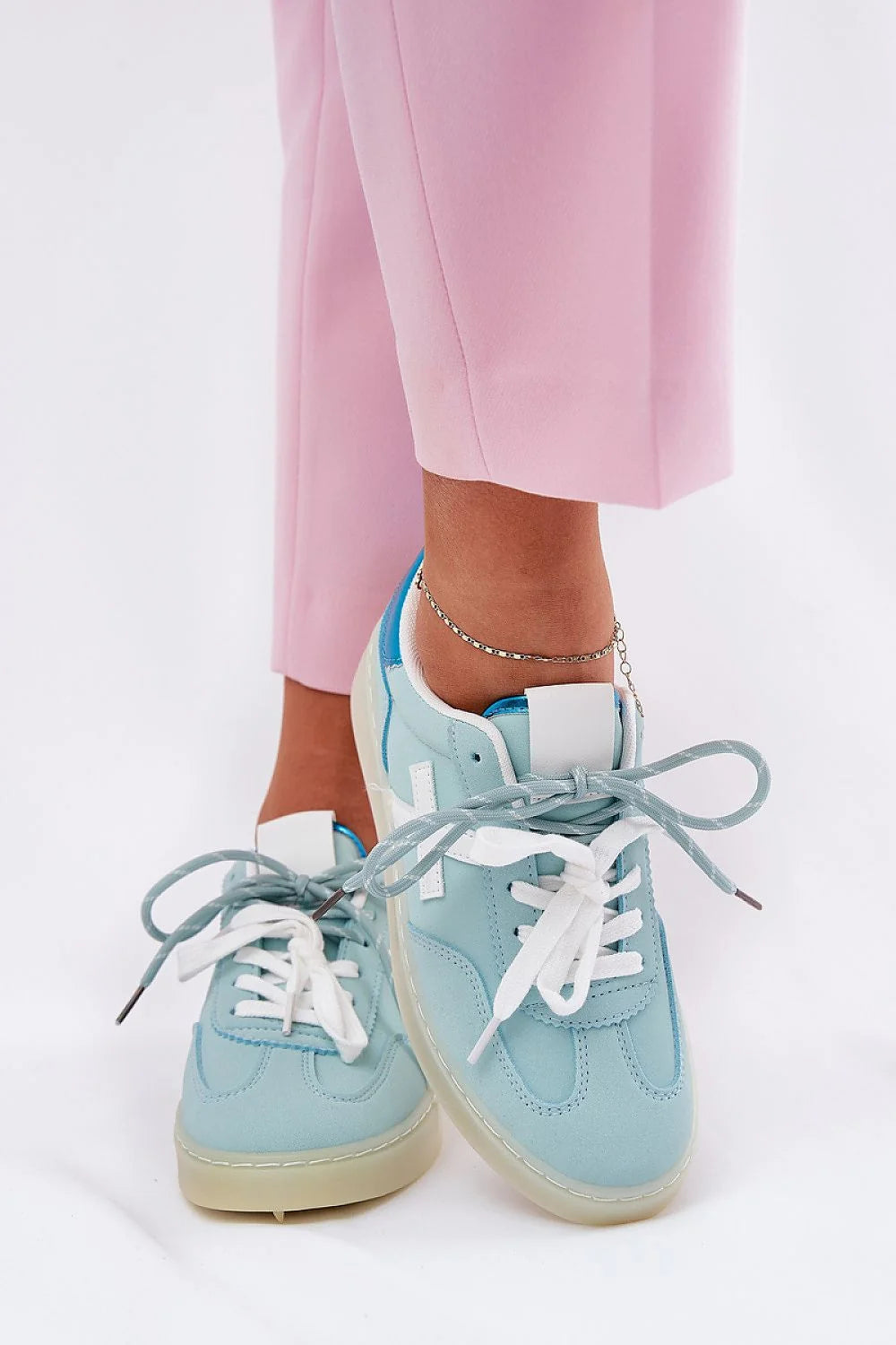 Chaussures de sport modernes pour femmes, design élégant, cuir suédé écologique, confort, style urbain, occasion多种