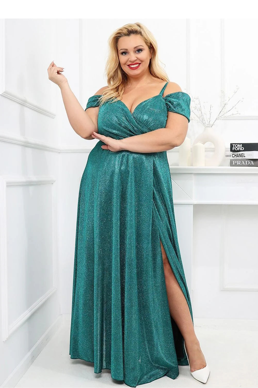 Robe longue élégante en vert émeraude avec décolleté V dos nu et fente latérale pour mariage et soirées
