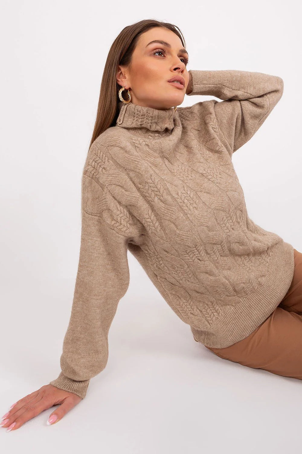 pull col roulé maille torsadée beige femme coupe classique manches longues bordures côtelées épaisse longueur hanches texture élégante