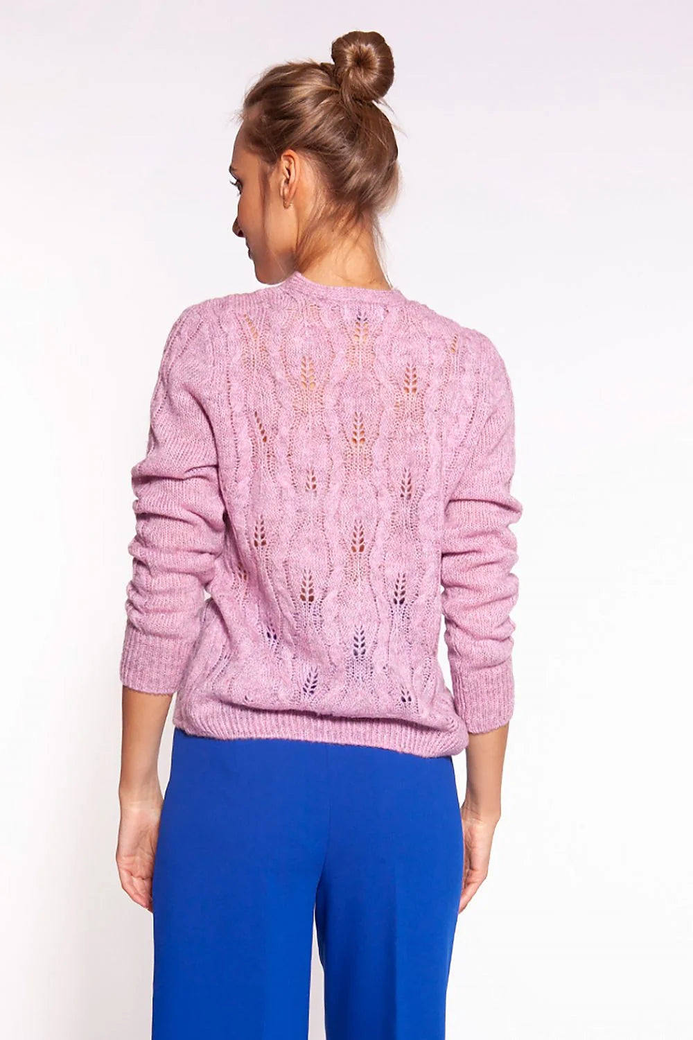 cardigan femme maille torsadée ajourée gris clair col V manches longues boutons noirs brillants côtelés coupe légèrement ample