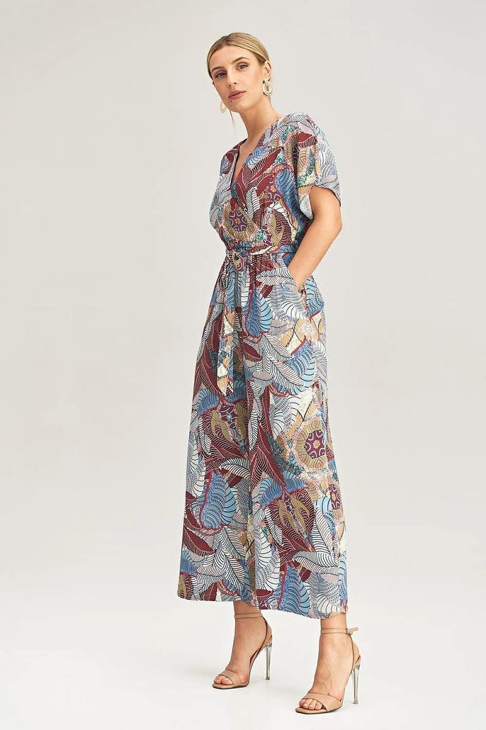 combinaison féminine audacieuse viscose légère fluide imprimée tropicale géométrique feuilles multicolore bleu bordeaux ceinturée ajustable manches courtes évasées