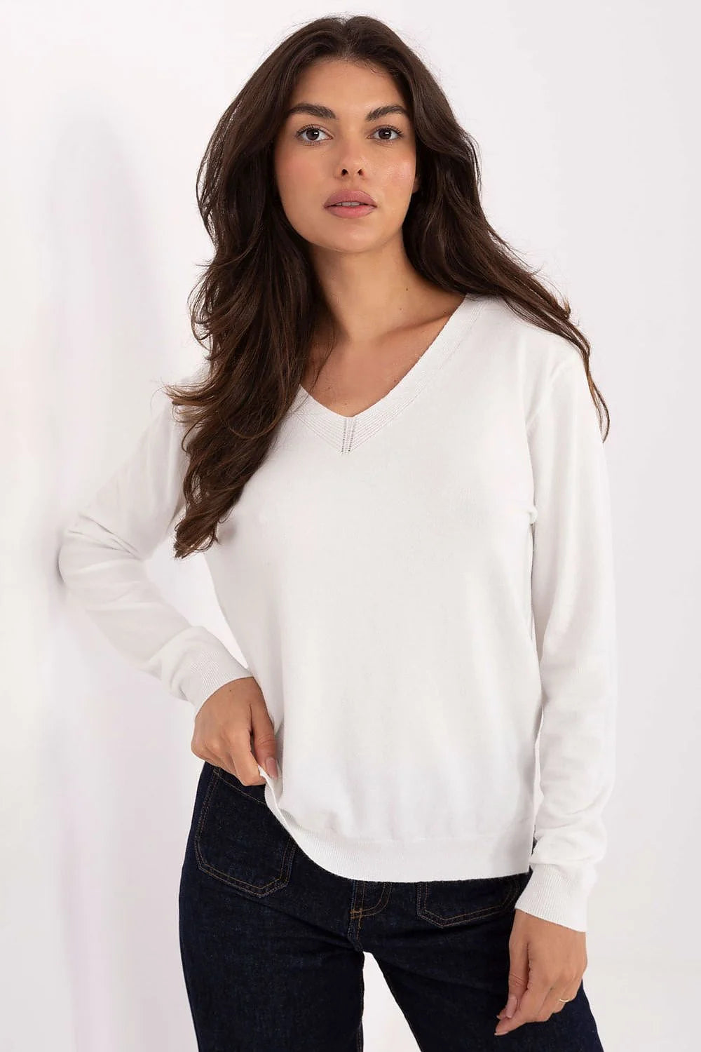pull femme col V maille fine blanche manches longues coupe droite décontractée bordcotes ourlet superposable mélange viscose élasthanne